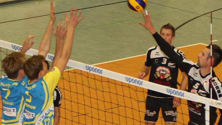 Sebastian Richter (rechts), wie ihn die Eltmanner Fans kennen: Geschickt lupft der Außenangreifer den Ball über den Schwaiger Block.