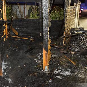 Unterfarrnbach: Materialschuppen in Flammen