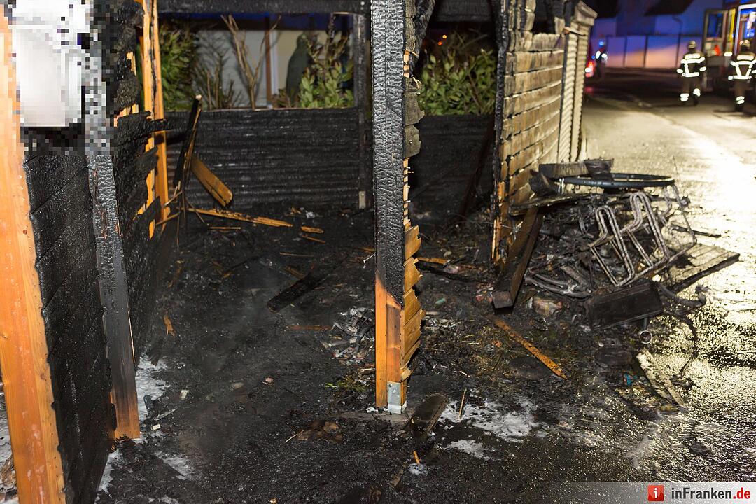 Unterfarrnbach: Materialschuppen in Flammen