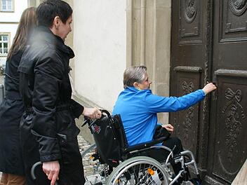 Türen ohne Öffnungs-Mechanismus sind für Rollstuhlfahrer eine Barriere. Nicht nur wenn sie nach außen öffnen und schwer sind wie die Tür der Haßfurter Stadtpfarrkirche. Fotos: Sabine Weinbeer