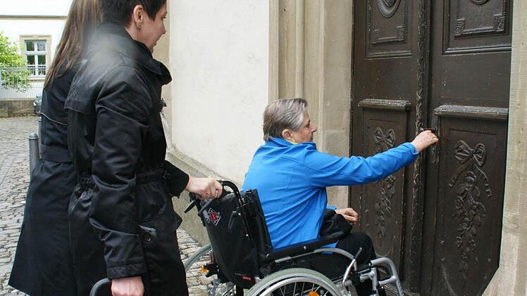 Türen ohne Öffnungs-Mechanismus sind für Rollstuhlfahrer eine Barriere. Nicht nur wenn sie nach außen öffnen und schwer sind wie die Tür der Haßfurter Stadtpfarrkirche. Fotos: Sabine Weinbeer