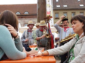Bereits ab Freitag gibt es Wein und Unterhaltung auf dem Hammelburger Marktplatz. Foto: Archiv/ Arkadius Guzy