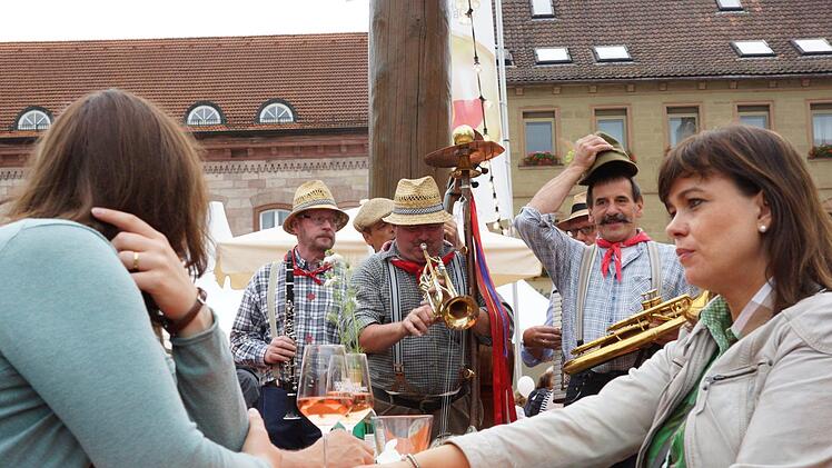 Bereits ab Freitag gibt es Wein und Unterhaltung auf dem Hammelburger Marktplatz. Foto: Archiv/ Arkadius Guzy