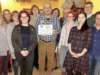 Markus Ipta, Vorsitzender des Hospizvereins, inmitten eines Teils der Kiwanis-Familie  Foto: Dieter Hübner