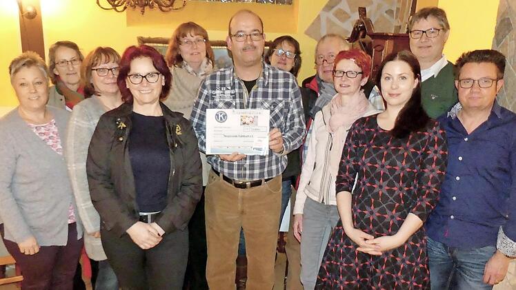 Markus Ipta, Vorsitzender des Hospizvereins, inmitten eines Teils der Kiwanis-Familie  Foto: Dieter Hübner