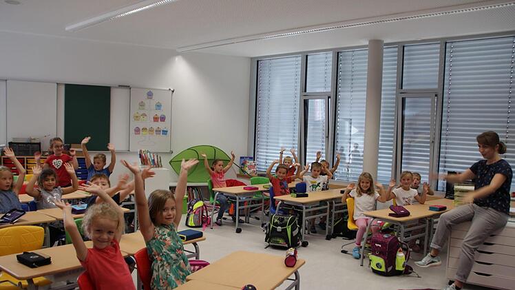 Laura-Sophie Linhardt (rechts) und ihre Erstklässer haben in den neuen Räumen ihren Spaß.  Foto: Andreas Dorsch