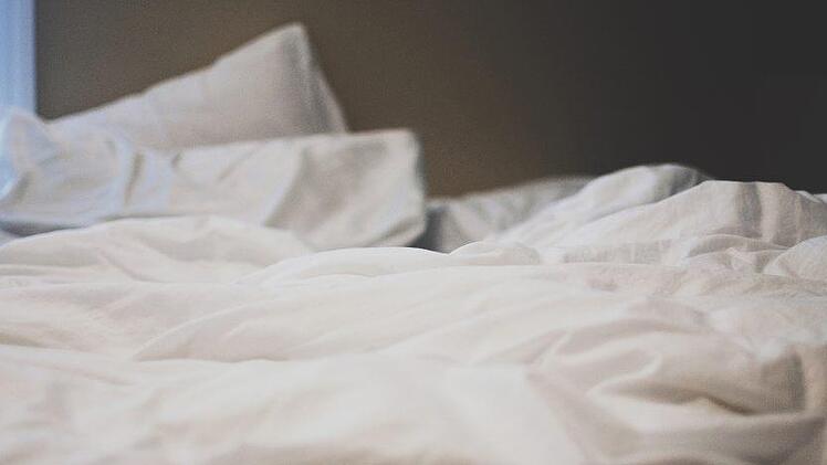 Ein kuscheliges Bett läd zu einem erholsamen Schlaf ein. Symbolbild: pixabay.com