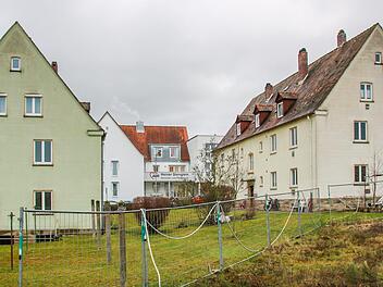 Diese beiden Häuser der Baugenossenschaft Am Rasen müssen für einen Neubau weichen.  Im Hintergrund ist das Seniorenwohnheim der Awo zu sehen. Foto: Alexander Hartmann