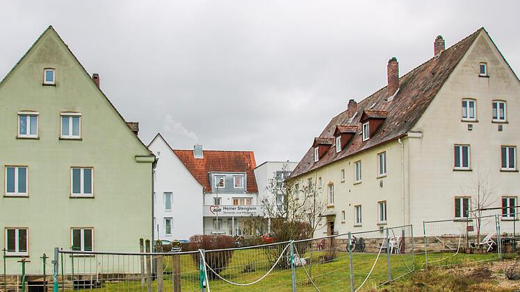 Diese beiden Häuser der Baugenossenschaft Am Rasen müssen für einen Neubau weichen.  Im Hintergrund ist das Seniorenwohnheim der Awo zu sehen. Foto: Alexander Hartmann