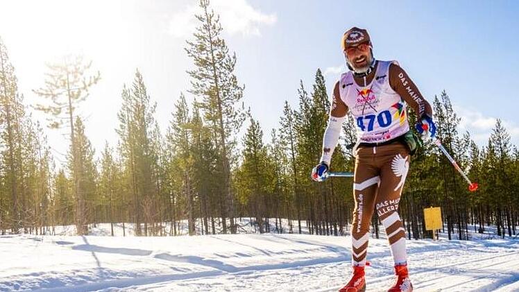Carsten Unger aus Bamberg hat den Lauf seines Lebens gemeistert: Nach 18 Stunden und 45 Minuten beendete er den Nordenskiöldsloppet in Nordschweden, das längste Langlaufrennen der Welt über 220 Kilometer. Die Aufnahme zeigt ihn   bei Kilometer 39 und bester Laune. Das sollte sich im Verlauf des Rennens noch ändern.privat
