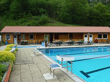 Die Schwimmbadfreunde Weißenbrunn laden zur Einweihungsfeier des neu erbauten Mehrzweckgebäudes ein. Außerdem ist das Schwimmbecken im Freibad freigegeben. Wer das kühle Nass liebt, kann sich vergnügen.  K.- H. Hofmann