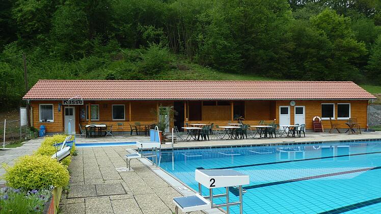 Die Schwimmbadfreunde Weißenbrunn laden zur Einweihungsfeier des neu erbauten Mehrzweckgebäudes ein. Außerdem ist das Schwimmbecken im Freibad freigegeben. Wer das kühle Nass liebt, kann sich vergnügen.  K.- H. Hofmann