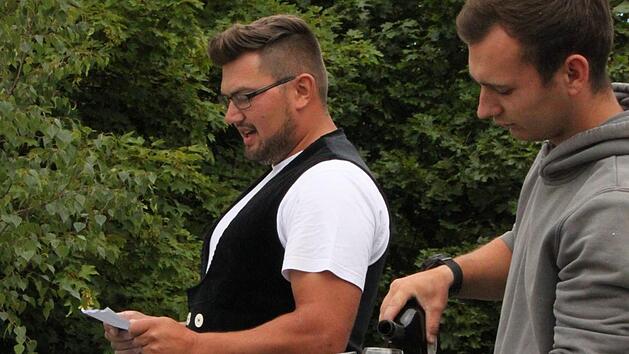 Jens Reugels und Daniel H&uuml;ttinger von der Firma Reugels zelebrierten den Richtspruch auf dem Dach. Foto: Ulrike M&uuml;ller