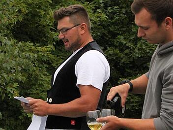 Jens Reugels und Daniel Hüttinger von der Firma Reugels zelebrierten den Richtspruch auf dem Dach. Foto: Ulrike Müller