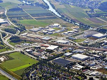 Das Luftbild zeigt, wie stark der Forchheimer Süden mit Industriehallen belegt ist und wie schwer es demnach für die Stadt ist, nachhaltig mit Flächen umzugehen.  Foto: Ronald Rinklef