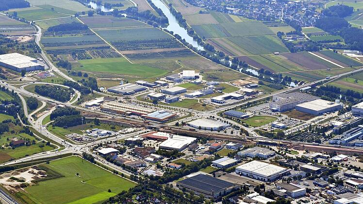 Das Luftbild zeigt, wie stark der Forchheimer Süden mit Industriehallen belegt ist und wie schwer es demnach für die Stadt ist, nachhaltig mit Flächen umzugehen.  Foto: Ronald Rinklef