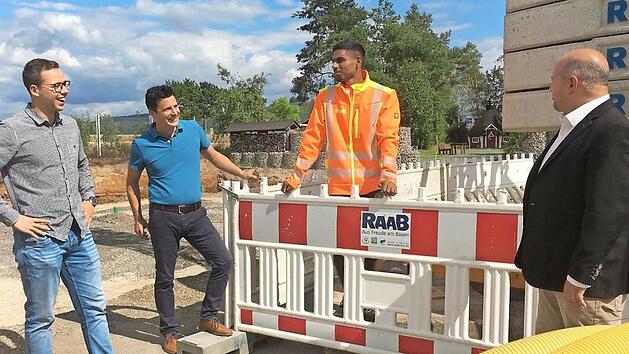 Erleichterung: MdL Holger Dremel (rechts) ist froh, dass Mohsin Tariq bei der Firma Raab eine Lehre machen kann. Freude auch bei Juniorchef Benedikt Raab (l.) und Ausbildungsleiter Thomas Polzer, die dem einstigen Praktikanten lange die Türe offen gehalten haben. Fotos: Anette Schreiber