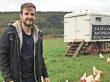 Alexander Schäfer mit seinen Hühnern