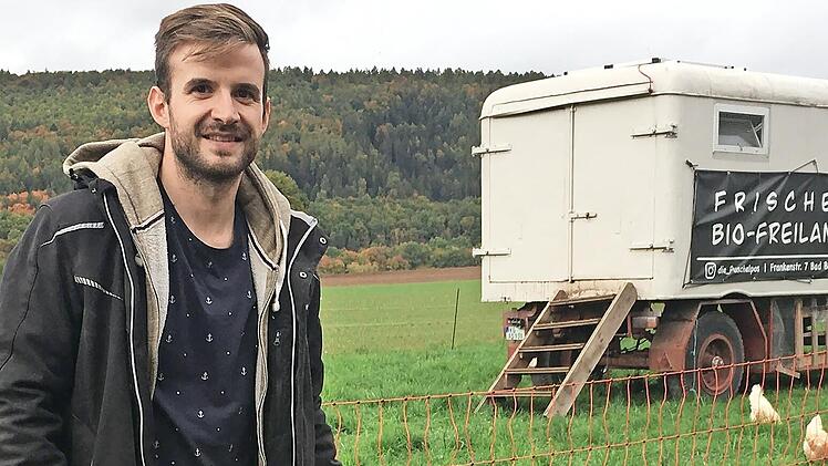 Alexander Schäfer mit seinen Hühnern