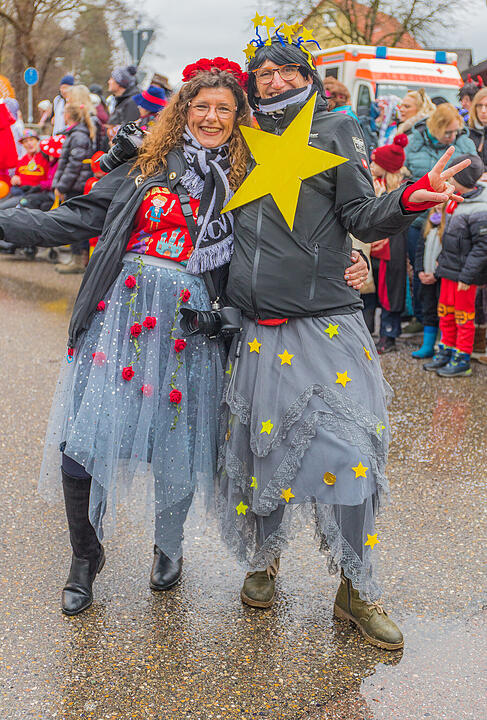 Buntes Faschingstreiben begeistert groß und klein.