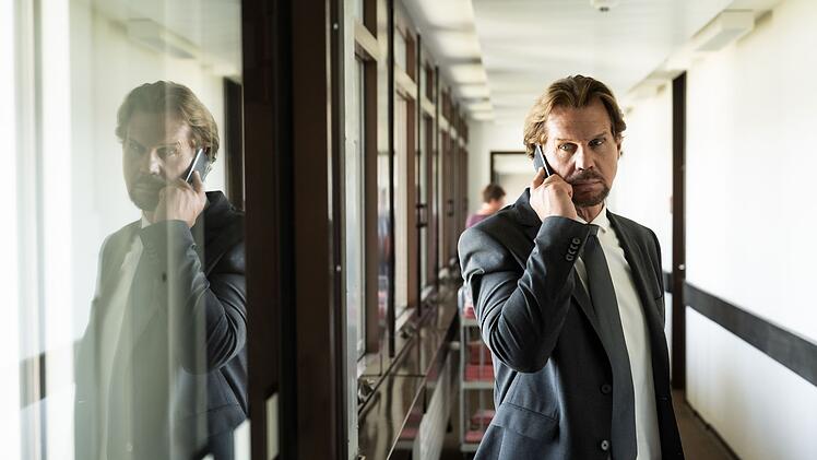 Dr. Engler (Thomas Heinze) sorgt sich um seine Kollegen Marie Brand und Jürgen Simmel, nachdem es eine Bombendrohung gab.