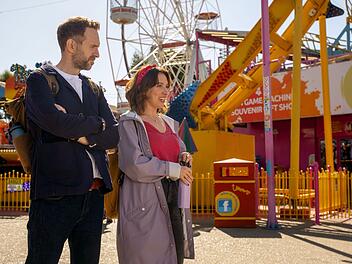 Nikki (Esther Smith) und Jason (Rafe Spall) gehen unterschiedlich mit dem Auftauchen von Kat (Charlotte Riley), der leiblichen Mutter ihrer beiden Kinder, um.