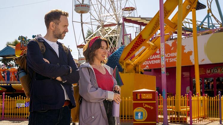 Nikki (Esther Smith) und Jason (Rafe Spall) gehen unterschiedlich mit dem Auftauchen von Kat (Charlotte Riley), der leiblichen Mutter ihrer beiden Kinder, um.