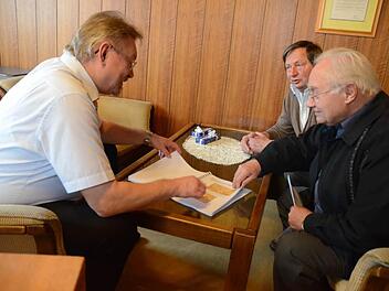Bei der Überreichung der Dokumentation über den frühen Tod des Soldaten August Punzel und dessen Familiengeschichte an Bürgermeister Hans Pietz (links) durch den Verfasser, Georg Dinkel (rechts) war der Bürgermeister beeindruckt vom aussagekräftigen Werk über die Lebensverhältnisse während des Ersten Weltkriegs. Mit im Bild, Werner Punzel (Mitte).  Fotos: K.-H. Hofmann