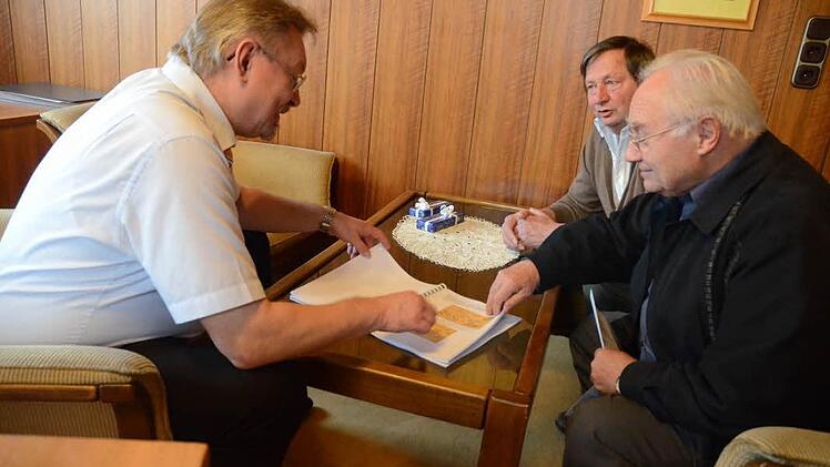 Bei der Überreichung der Dokumentation über den frühen Tod des Soldaten August Punzel und dessen Familiengeschichte an Bürgermeister Hans Pietz (links) durch den Verfasser, Georg Dinkel (rechts) war der Bürgermeister beeindruckt vom aussagekräftigen Werk über die Lebensverhältnisse während des Ersten Weltkriegs. Mit im Bild, Werner Punzel (Mitte).  Fotos: K.-H. Hofmann