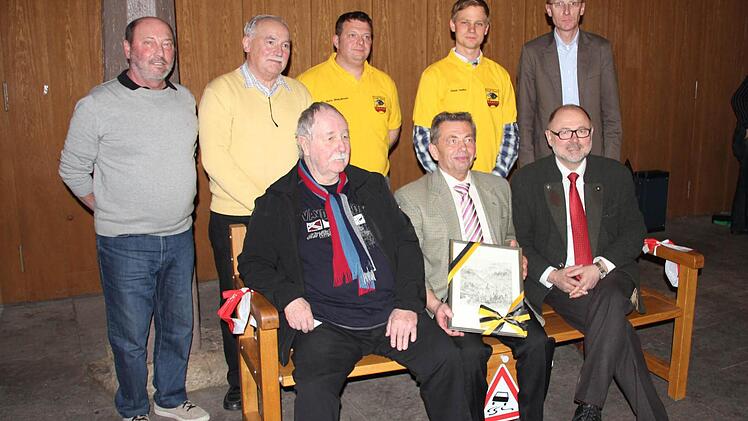 Festredner, Vorgesetzte, Kollegen und Nachfolger - alle nahmen Werner Grell in die Mitte.