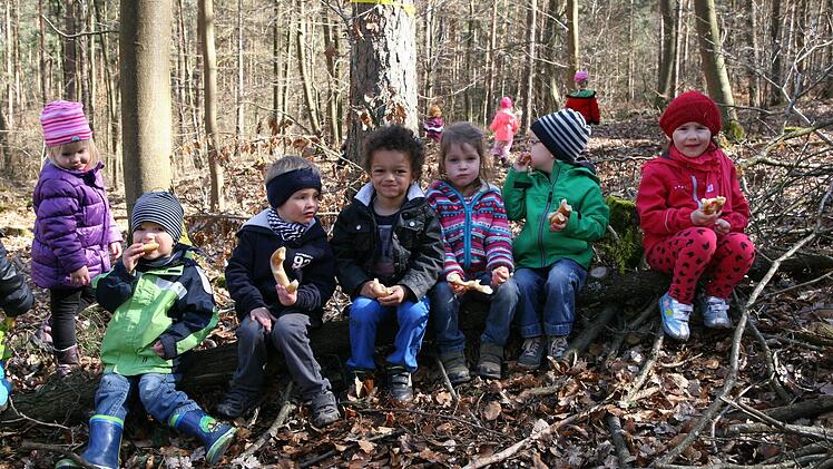 Brotzeit ist die schönste Zeit - vor allem nach einem Richtfest im Wald!