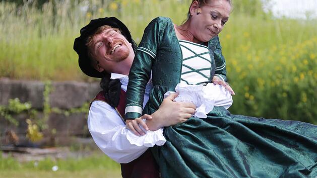 Petruchio (Hardy Kistner) und Katharina (Heidemarie Wellmann) zeigten in "Der Widerspenstigen Z&auml;hmung", ihre Spiellaune. Foto: Matthias Hoch