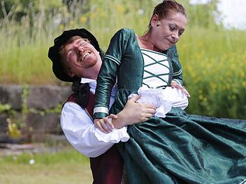 Petruchio (Hardy Kistner) und Katharina (Heidemarie Wellmann) zeigten in "Der Widerspenstigen Zähmung", ihre Spiellaune. Foto: Matthias Hoch