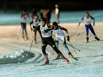 Langlaufsport mitten im Ort und unter Flutlicht: Beim Nachtskisprint des WSV Oberweißenbrunn wird dies möglich gemacht. Foto: Anand Anders
