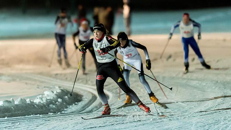 Langlaufsport mitten im Ort und unter Flutlicht: Beim Nachtskisprint des WSV Oberweißenbrunn wird dies möglich gemacht. Foto: Anand Anders