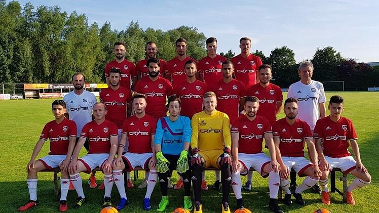 Das Aufgebot des SV Bosporus Coburg (hintere Reihe von links): Vahit Atessacan, Sedat Celik, Ümit Kilic, Tunahan Özer und Markus Knauer; (mittlere Reihe von links): Trainer Mehmet Ciray, Tolga Tokgöz, Erhan Gezici, Mohammed Khalil, Omar Rahmani, Ahmed Gasmi und Co-Trainer Norbert Rebhan; (vordere Reihe von links): Nizar Hariss, Shigiri Ahmeti, Adrian Dürr, Koray Kaya, Daniel Rutz, Christian Schneider, Volkan Saglam und Oguzhan Ergün. - Es fehlen: Ertan Sener, Andreas Vogelmann, Okan Savasan u...