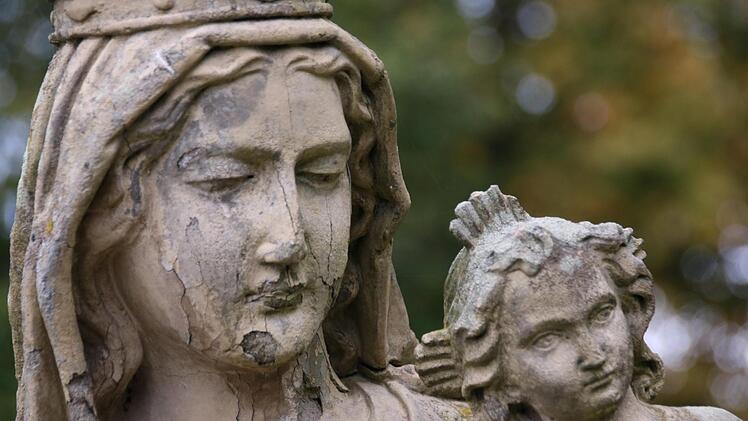 Von Witterungseinflüssen stark angegriffen ist die Madonna auf dem Grab der Familie Stengel in Bad Staffelstein.Matthias Einwag