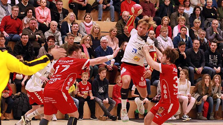 Mit einem Doppelpack schaffte der HSCler Maximilian Schmitt (am Ball) einen zwischenzeitlichen Ausgleich im Spiel bei der HSG Rodgau Nieder-Roden. Sascha Eyßen