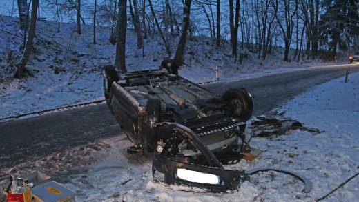 Bei einem schweren Verkehrsunfall im Landkreis Hof ist eine 31-J&auml;hrige verletzt worden.  Foto: Polizei Hof