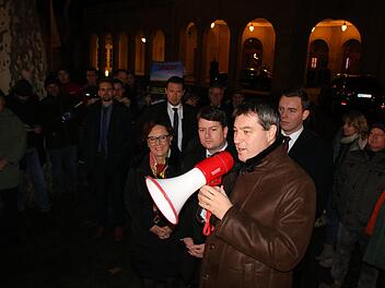 Bei seinem Besuch im Januar kündigte der damalige Finanzminister und designierte Ministerpräsident Markus Söder vor Nationalpark-Gegnern eine zügige Entscheidung an. Gestern hat er seine Andeutungen von damals umgesetzt und den Nationalpark auf Eis gelegt. Foto: Ralf Ruppert