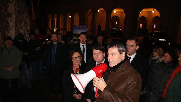 Bei seinem Besuch im Januar kündigte der damalige Finanzminister und designierte Ministerpräsident Markus Söder vor Nationalpark-Gegnern eine zügige Entscheidung an. Gestern hat er seine Andeutungen von damals umgesetzt und den Nationalpark auf Eis gelegt. Foto: Ralf Ruppert