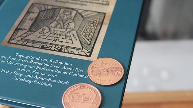 500 Jahre Geschichte eines Buches waren guter Grund f&uuml;r das Pr&auml;gen einer neuen M&uuml;nze, die nun im Stadtmuseum zu sehen sein wird. Fotos: Markus H&auml;ggberg