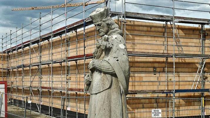Kritiker klagen, die Nepomuk-Statue stehe vor einem Gebäude, das aussehe, wie ein Gefängnis.  Foto: Kortner