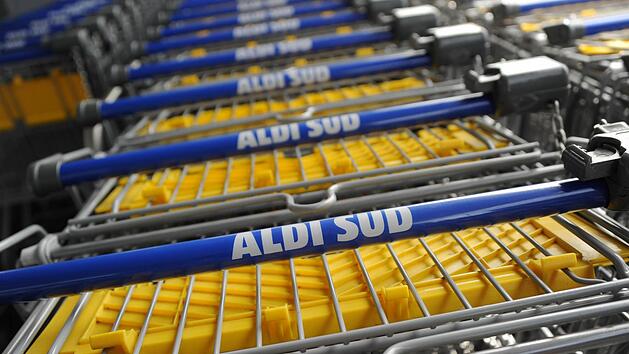 Aldi hat seinem Einkaufswagen offenbar eine geheime Funktion, die bisher wenige Kunden kennen, gegeben. Auch der Teppich im Eingangsbereich liegt, spielt eine entscheidende Rolle.