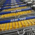Aldi hat seinem Einkaufswagen offenbar eine geheime Funktion, die bisher wenige Kunden kennen, gegeben. Auch der Teppich im Eingangsbereich liegt, spielt eine entscheidende Rolle.
