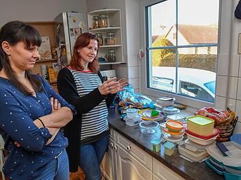 Tupper ohne Ende und alles kunterbunt durcheinander? Petra Bäumler (rechts) zeigt Manuela Nehrbauer, wie System in die Aufbewahrung der Schüsseln  kommt. Foto: Ronald Rinklef