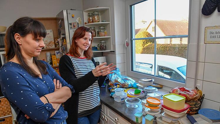 Tupper ohne Ende und alles kunterbunt durcheinander? Petra Bäumler (rechts) zeigt Manuela Nehrbauer, wie System in die Aufbewahrung der Schüsseln  kommt. Foto: Ronald Rinklef