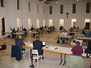 Um die Corona-Regelungen einhalten zu können, hat der Hammelburger Stadtrat seine Sitzungen in den Speisesaal der Musikakademie verlegt. Am Montagabend waren zudem nur 15 der Stadträte anwesend, das ermöglicht noch größere Abstände. Weil die Sitzordnung unübersichtlicher ist, wurden am Montag erstmals grüne und rote Stimmkarten eingeführt. Foto: Ralf Ruppert