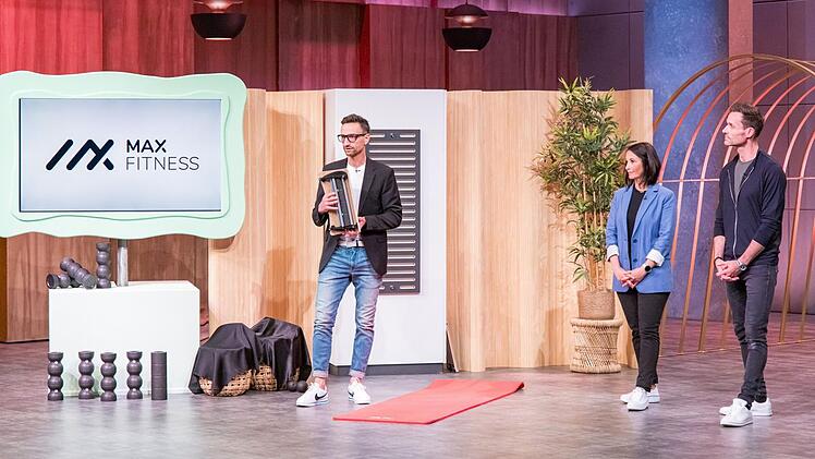 Skisprung-Star Sven Hannawald (rechts) präsentiert gemeinsam mit den Gründerinnen Oya Hertfelder und Christian Müller die besondere Faszienrolle.