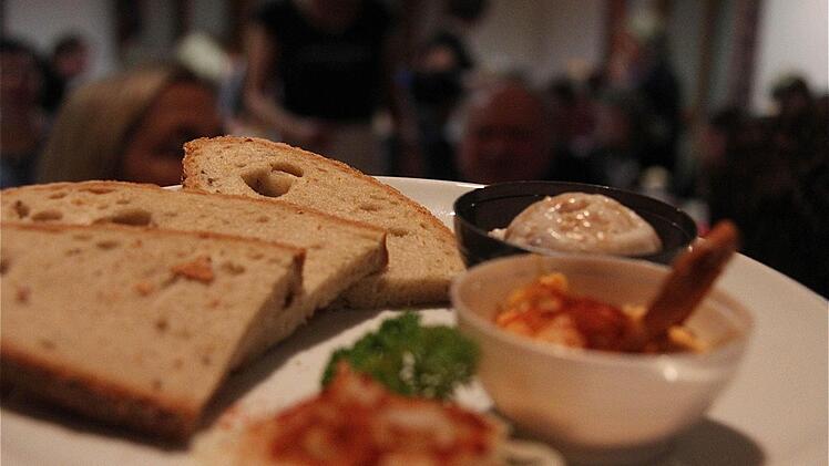 Vor dem Krimi-Dinner gab es fränkische Schmankerl mit Schmalz und Gerupftem.